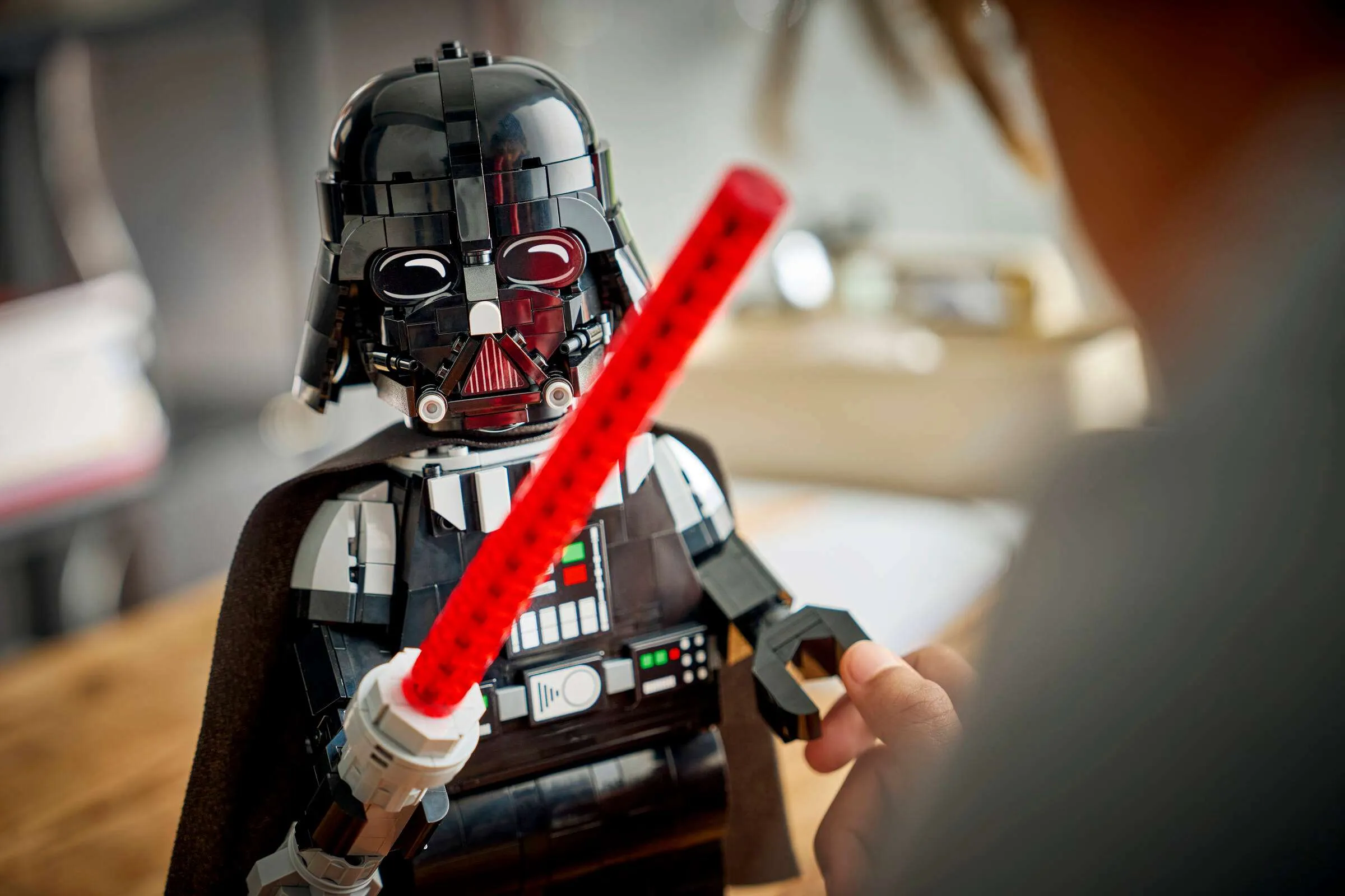 LEGO открыла предзаказ на увеличенную минифигурку Дарта Вейдера из Звёздных войн В июне у поклонников вселенной Звёздных войн появится шанс оценить новый набор LEGO с помощью которого можно собрать увеличенную минифигурку Дарта Вейдера Конструктор содержит 1028 деталей