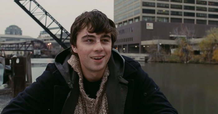 Про легендарные картины Балабанова сняли фильм 30 октября на петербургской киностудии Ленфильм состоится премьера документального фильма Брат навсегда Режиссёры Григорий и Анна Сельяновы Выход фильма приурочен к 25 летию картины Брат 2 В центре внимания изучение культурного следа который оставила культовая дилогия Алексея Балабанова в современной России В фильме зрителям впервые покажут уникальные архивные кадры съёмочного процесса легендарных Брата и Брата 2 с Алексеем Балабановым Сергеем Бодровым и продюсером Сергеем Сельяновым Кроме того создатели картины поговорили с художником по костюмам и супругой Балабанова Надеждой Васильевой она работала также в балабановских картинах Груз 200 Про уродов и людей Замок Река Кочегар Морфий Я тоже хочу киноведом Любовью Аркус режиссёром Никитой Михалковым актрисой Дарьей Юргенс и сыновьями режиссёра обеих картин Петром и Фёдором Подробнее Фото кадр из фильма Брат Подписаться на Театрал Поддержать донатом