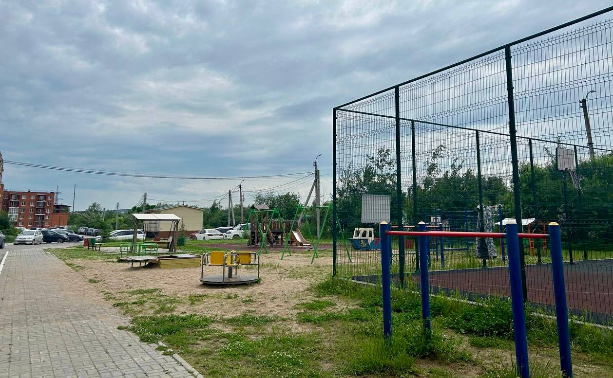 В Хабаровске прокуратура добивается компенсации морального вреда в пользу ребенка, пострадавшего на детской площадке В начале июня этого года 7-летний мальчик вместе со своей старшей сестрой гуляли на детской площадке в районе ул. Александровской в Хабаровске. Во время прогулки на него упала незакрепленная надлежащим образом скамейка. С переломом стопы ребенок доставлен в медицинское учреждение. Проверка показала, что содержание детской площадки возложено на управляющую компанию, которая не обеспечила безопасность установленных на ней конструкций. В целях защиты прав пострадавшего ребенка прокурор Краснофлотского района г. Хабаровска направил в суд исковое заявление о взыскании с ООО «Розенталь Групп «Ботейн» компенсации морального вреда в размере 300 тыс. рублей. Результаты рассмотрения иска находятся на контроле надзорного ведомства. В настоящее время скамейка закреплена надлежащим образом.