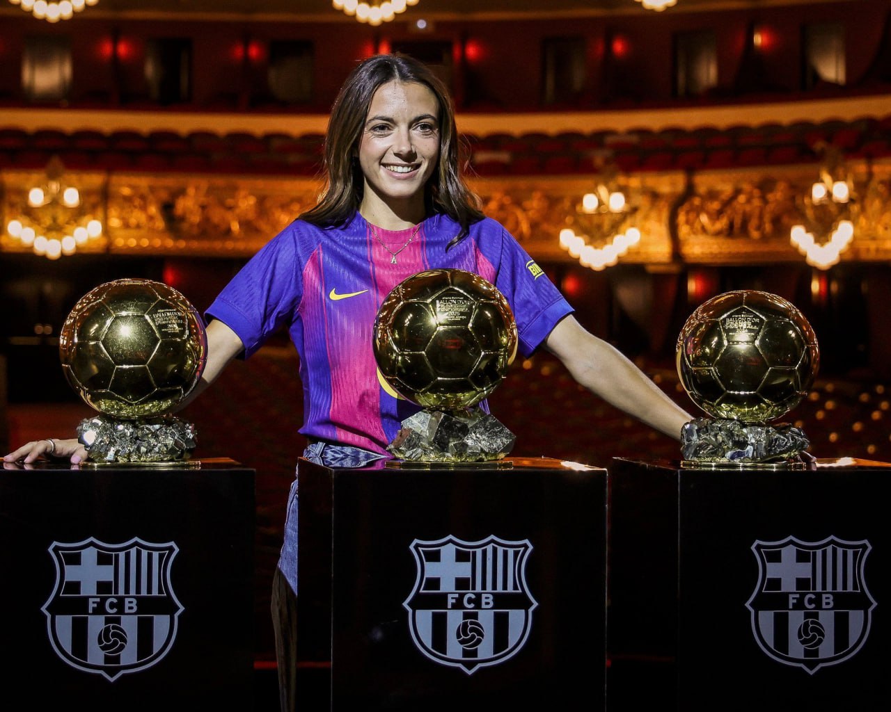 Трехкратная обладательница Золотого мяча сломала ногу Футболистка Барселоны Айтана Бонмати получила повреждение в расположении сборной Испании после неудачного приземления на тренировке У нее диагностирован перелом левой малоберцовой кости сообщает сайт Королевской испанской футбольной федерации Подписывайтесь на РИА Новости Спорт в МАХ