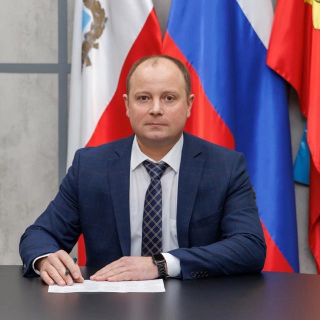 Михаил Захаров покидает кресло главы Балашовского района По личным причинам связанным со здоровьем принял решение с сегодняшнего дня сложить с себя полномочия главы района Хотел бы поблагодарить всех за поддержку написал Захаров Мы в MAX Мы в TG Прислать новость