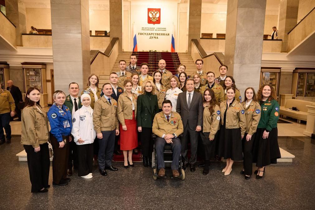 В Госдуме отметили роль Российских студенческих отрядов в системе подготовки кадров для экономики По инициативе Единой России прошла конференция посвященная роли РСО в системе подготовки кадров для экономики Участие в ней приняла заместитель председателя Правительства Татьяна Голикова Активисты рассказали о том в каких направлениях сегодня активно развивается молодежь поделились опытом участия в международных трудовых проектах РСО и реализации гуманитарных миссий студенческих отрядов Первый вице спикер Госдумы Александр Жуков рассказал о своем опыте работы в составе студотрядов Всегда вспоминаю эти годы с теплом Работа в составе студотрядов очень интересный и полезный опыт для молодого человека Во время начала олимпийской стройки было очень много сомнений в целесообразности привлечения студентов к строительству олимпийских объектов но я был уверен что ребята справятся Так и случилось студенты работали качественно и дружно и это стало важным шагом в восстановлении студотрядовского движения Сегодня РСО принимают все более активное участие в важнейших для государства проектах Очень здорово что движение развивается Важно заранее ориентироваться на наиболее перспективные специальности и набираться опыта в этих нишах отметил Жуков Председатель комитета Госдумы по молодежной политике Артем Метелев подчеркнул вклад РСО в воспитание личности Через школу трудового движения молодые люди меняются и выходят с осознанием ценности созидательного труда с первым заработком с ощущением счастья быть полезным обществу указал он Первый зампредседателя комитета Госдумы по молодежной политике председатель Наблюдательного совета РСО Михаил Киселев рассказал что сегодня поддержка студенческих отрядов сегодня идет на самом высоком уровне Именно поэтому меры поддержки российских студенческих отрядов были учтены в народной программе партии Единая Россия А это это 170 тысяч человек бесплатно получивших рабочую профессию десятки тысяч ребят которые через наше движение нашли работу мечты Когда Президент ставит задачу развития кадрового потенциала именно РСО становится тем самым мостом между студентом и работодателем сказал Киселев Член комитета Госдумы по охране здоровья председатель Правления РСО Юлия Дрожжина отметила системную поддержку активистов РСО как со стороны партии так и со стороны Правительства через законодательные решения Сохранение социальных доплат по потере кормильца и инвалидности для участников отрядов изменения в Трудовой кодекс расширяющие возможности трудоустройства подростков в выходные дни в период летних каникул с сохранением отдыха в будни и снятие избыточных бюрократических барьеров при заключении трудового договора с 14 лет Ежегодно сотни тысяч участников Российских студенческих отрядов трудятся на ключевых объектах страны участвуют в гуманитарных и патриотических проектах развивают и Россию и себя указала Дрожжина Подписывайтесь на нас в МАХ ergosdumaofficial