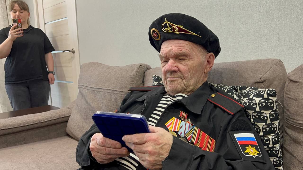 В Приморье журналистку обязали выплатить компенсации участникам «СВО» и ветерану Второй мировой Находкинский городской суд 19 июня постановил, что приморская журналистка Анна Шарипова обязана выплатить компенсации по 25 тысяч рублей участникам войны с Украиной Евгению Зуеву и Игорю Роенко. 24 июня суд удовлетворил такой же иск от 93-летнего участника Второй Мировой войны Петра Коробкина. Об этом «7х7» рассказала сама Шарипова. Поводом для иска со стороны бойцов «СВО» стало видео из телеграм-канала журналистки, в котором они представлены «в неприглядном свете». В ролике показано, как журналистка случайно встретила Зуева и Роенко на улице и решила с ними поговорить, они ее не узнали. В феврале 2025 года Зуев и Роенко записали обращение, в котором поддержали главу Совета ветеранов Находки Сергея Лебедева — он написал на Шарипову донос и назвал ее «сторонницей террориста Навального». В видео ветераны войны в Украины не называют фамилию журналистки, однако из контекста становится очевидно, что речь идет о Шариповой. Ветеран Петр Коробкин подал на Шарипову в суд в мае из-за «беспочвенных высказываний». Поводом для иска стало сообщение журналистки, в котором она утверждала, что Коробкин живет в старом разваливающимся доме. В начале апреля по поручению мэра города ветерана специально привезли в квартиру, чтобы заснять вручение знака «Почетный гражданин Приморья». Видео и фото: соцсети Подписаться на «Новую-Европа»