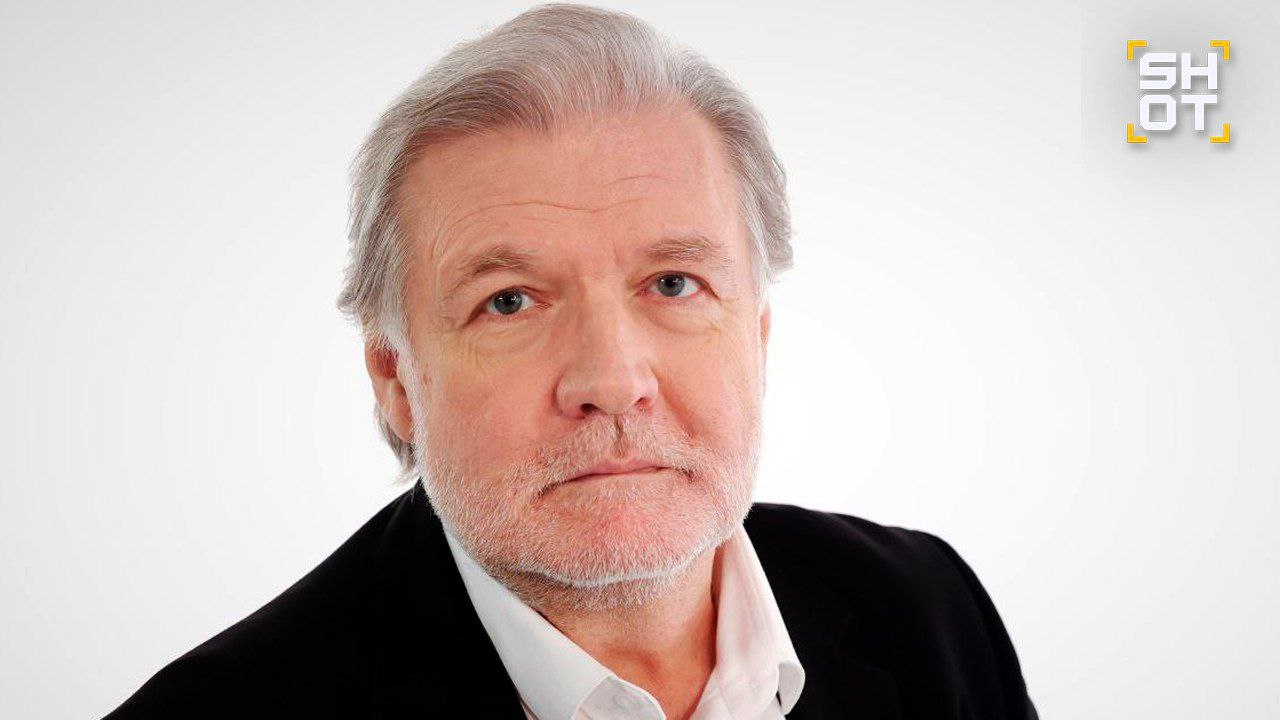 Скончался народный артист России и ведущий актëр Театра имени Вахтангова Владимир Симонов Ему было 68 лет Ранее SHOT писал что у звезды сериалов Граница Таёжный роман и Каменская были серьëзные проблемы с сердцем В декабре прошлого года у Симонова обнаружили гипертоническую болезнь из за чего у актёра был высокий риск инфаркта и внезапной остановки сердца Несмотря на состояние здоровья артист продолжал активно заниматься творческой деятельностью и служить в театре Владимир Симонов народный артист России стал популярен благодаря ролям в сериалах Граница Таёжный роман Остановка по требованию Каменская Дети Арбата Достоевский и Перевал Дятлова SHOT в MAX max ru shot