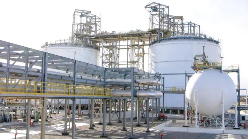 В Китае заработал первый в мире аккумулятор возобновляемой энергии на сжиженном воздухе Так в пустыне Гоби на северо западе Китая близ города Гольмуд в провинции Цинхай выросло сооружение которое может перевернуть представления о хранении энергии в XXI веке Здесь воздух не просто сжимают его охлаждают до 194 C превращая в жидкость способную хранить энергию в одном из самых холодных состояний которых только можно достичь в природе Проект под названием Super Air Power Bank создан группой China Green Development Investment совместно с Институтом физики и химии Китайской академии наук TIPC CAS и является первым крупнейшим в мире объектом хранения энергии на основе сжиженного воздуха Когда энергия от ветра или солнца избыточна её расходуют на сжатие и охлаждение воздуха до жидкого состояния а когда спрос на электроэнергию возрастает этот жидкий воздух вновь превращается в газ расширяясь более чем в 750 раз что приводит в движение турбины для выработки электричества Технические цифры впечатляют каждый цикл отдачи энергии способен обеспечить до 600 МВтч в течение 10 часов а за год объект сможет производить около 180 ГВт ч что сопоставимо с энергопотреблением примерно 30 000 домохозяйств в год Это не просто батарея а гигантский термодинамический накопитель который сглаживает резкие пики и спады выработки возобновляемых источников энергии помогая стабилизировать сеть там где ветер стих а солнце скрылось за горизонтом В данном случае объект подключён к солнечной электростанции мощностью 250 МВт в пустыне Гоби Важно отметить что такие объекты открывают новую страницу в глобальном переходе к чистой энергетике Пока мир зависит от химических аккумуляторов или гидроаккумулирующих станций Китай продвигает альтернативу основанную на фундаментальных физических процессах сжатия и расширения воздуха Эта технология может стать одним из ключевых элементов будущей энергетической инфраструктуры где энергия от возобновляемых источников сохраняется эффективно надёжно и без дефицита редких материалов присущих литийионным батареям Китай не единственная страна которая рассматривает возможность применения технологии хранения энергии в жидком воздухе LAES В сентябре команда Корейского института машиностроения и материалов KIMM провела первую в стране крупномасштабную операцию по хранению энергии в жидком воздухе произведя за сутки 10 тонн сжиженного воздуха КПД холодильной установки в случае китайского проекта Super Air Power Bank достигает 95 однако общая эффективность всей системы туда и обратно не превышает 55 Китай