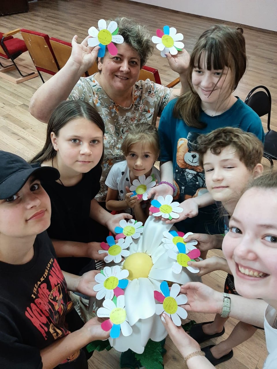 В Новоалександровском округе начала работу «Социальная няня» Многолетний опыт работы Новоалександровского Центра соцобслуживания дал возможность сделать новый шаг по оказанию комплексной помощи семьям с детьми. В рамках региональной программы по повышению рождаемости, обеспечивающей достижение результатов федерального проекта «Многодетная семья» национального проекта «Семья», с начала этого года ведется работа по внедрению новой технологии по кратковременному присмотру за детьми до трех лет - «Социальная няня». - Новая служба придет на помощь студенческим и молодым семьям, семьям с детьми. Новация предоставит родителям свободное время для посещения организаций здравоохранения, социальной защиты и других, - отметила Директор ГБУСО «Новоалександровский КЦСОН» Татьяна Васильевна Степанова. - Я многодетная мама и воспитываю 5 детей. Самому младшему – два года. Недавно я заключила социальный контракт, стала самозанятой и открыла ателье по ремонту и пошиву одежды. Благодаря этой программе социальная няня будет приходить два раза в неделю на три часа. Это позволит мне сосредоточиться на работе, - рассказала жительница округа Елена Коволева. Воспользоваться услугами сертифицированной няни могут родители, имеющие детей в возрасте до 3 лет. Для этого необходимо обратиться в Комплексный центр с заявлением.