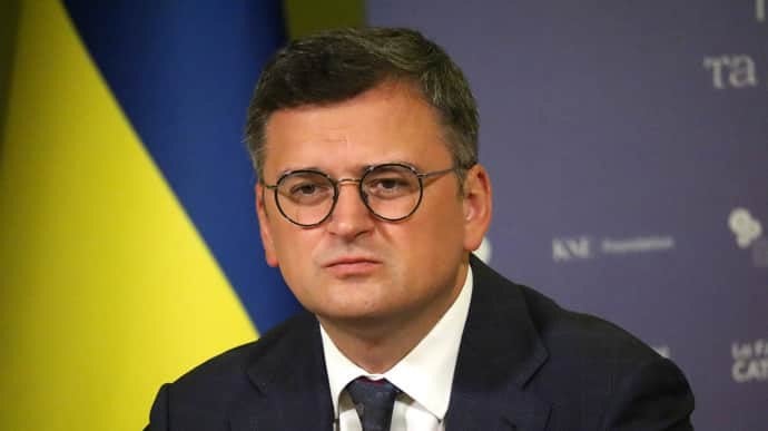 Глава МИД Украины Дмитрий Кулеба подал в отставку  Глава МИД Украины Дмитрий Кулеба подал в отставку, сообщил спикер Верховной рады Руслан Стефанчук. «Заявление будет рассмотрено на одном из ближайших пленарных заседаний».  Дмитрий Кулеба является министром с марта 2020 года. До этого в отставку ушли пять членов правительства,наиболее вероятным кандидатом на замену Кулебы его первый зам Сибига.  В рамках «большой перезагрузки правительства» 3 сентября свои посты покинули пять министров:   вице-премьер по европейской и евроатлантической интеграции Ольга Стефанишина.  вице-премьер, министр по вопросам реинтеграции «временно оккупированных» территорий Украины Ирина Верещук.  министр по вопросам стратегических отраслей промышленности Александр Камышин.  министр юстиции Денис Малюська.  министр защиты окружающей среды и природных ресурсов Руслан Стрелец.   А также Зеленский уволил Ростислава Шурму, замглавы Офиса президента Андрея Ермака.