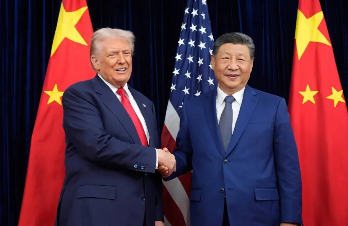 Трамп во вторник вылетит в Пекин где запланирована его встреча с председателем КНР Си Цзиньпином сообщил Белый дом Исходя из расписания Трампа американский лидер покинет свою резиденцию в 13 40 20 40 мск и направится на базу Эндрюс откуда вылетит в Китай с дозаправкой на Аляске В Пекин Трамп как ожидается прибудет в среду В четверг и пятницу президент проведет встречи с главой Китая