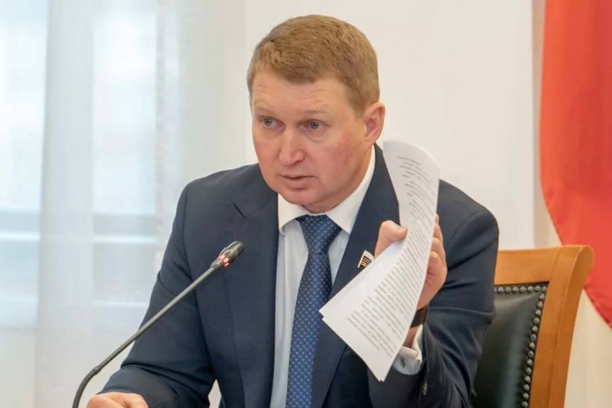 Вологодское отделение Единой России требует оценить поведение депутата Канаева Руководитель регионального исполкома партии Дмитрий Антонов заявил о недопустимом поведении депутата Госдумы Алексея Канаева Инцидент произошёл в череповецкой школе 40 где депутат Илья Ивашов помогал с ремонтом учебного заведения Когда Ивашов попросил Канаева присоединиться к работе последний ответил грубостью использовав нецензурную лексику Дмитрий Антонов подчеркнул что такое поведение несовместимо со статусом депутата и члена партии Несмотря на то что Канаев уже исключён из Единой России региональное отделение намерено обратиться в Госдуму с просьбой оценить его действия