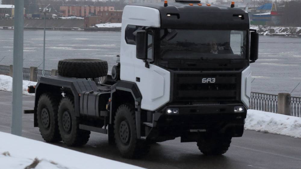 В Арктике протестируют новый российский седельный тягач БАЗ Машину передали для опытно промышленной эксплуатации в Ямало Ненецкий автономный округ на предприятие Газпром добыча Ямбург Тягач оборудован шасси повышенной проходимости и специальными транспортными осями что должно обеспечить стабильную работу в экстремальном климате В компании отмечают что техника создана с учётом северных условий и уже на старте вселяет оптимизм После испытаний Газпром решит будут ли такие машины применять и в других дочерних структурах