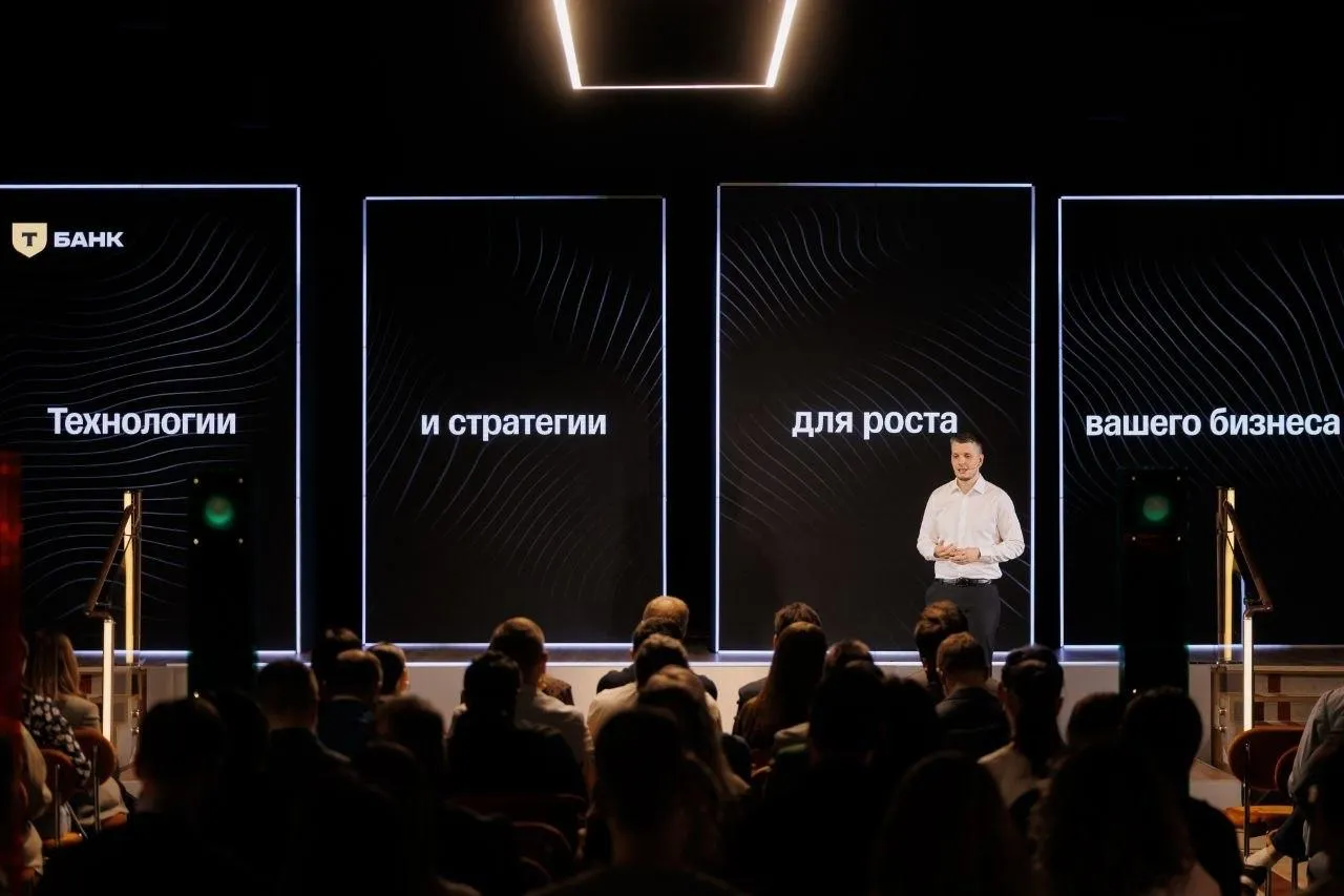 К 2030 году больше половины платежей за ЖКУ будут проходить без участия человека прогнозируют в Т Банке Глава отдела платежей Михаил Романов заявил что ключевой драйвер изменений это формирование умных экосистем а не массовое подключение автоплатежей В течение четырёх лет от бумажных квитанций могут отказаться более 60 домохозяйств Управляющим компаниям цифровой переход выгоден также как клиентам уровень просрочек по платежам упадёт в два раза а дебиторская задолженность самих организаций также сократится на 50 Всего через банковские приложения коммуналку будут оплачивать 70 млн человек banksta
