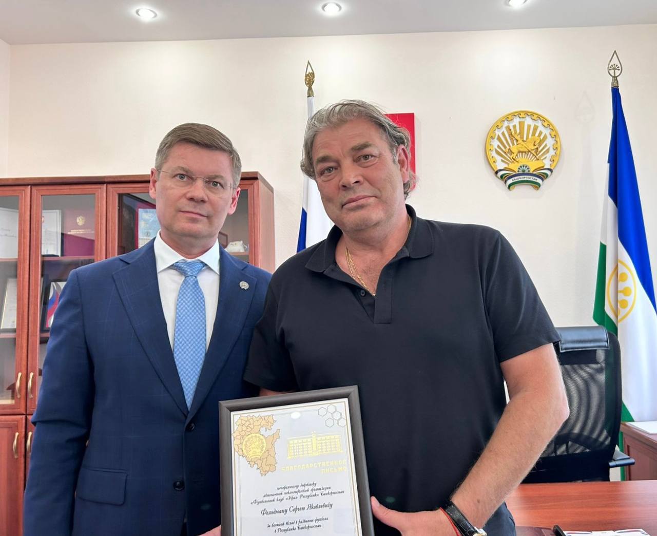 Гендиректор ФК «Уфа» Сергей Фельдман ушел в отставку В ФК «Уфа» произошли кадровые изменения. Генеральный директор Сергей Фельдман подал в отставку, его место занял Марат Шмаков. Об этом сообщил вице-премьер правительства республики, председатель правления клуба Руслан Хабибов. «Благодарим Сергея Яковлевича Фельдмана за проделанную работу на посту генерального директора ФК «Уфа» и желаем ему дальнейших успехов», — отметил Хабибов. Сергей Фельдман руководил ФК «Уфа» с марта 2024 года. Он занял пост вместо Александра Егоровa. Также Руслан Хабибов уточнил, что главный тренер Омари Тетрадзе продолжит работу с клубом, его контракт продлен. «Главный тренер «Уфы» Омари Михайлович Тетрадзе выполнил поставленную задачу — клуб сохранил место в Первой лиге», — написал он. Обратная связь Подписаться
