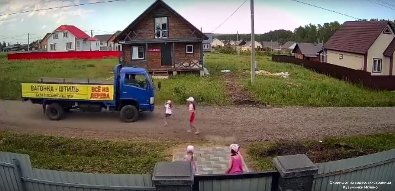 Грузовик переехал 6-летнюю девочку в Башкирии. Грузовик ехал по улице Красноярская в селе Иглино, на проезжую часть выбежали две девочки. Одна, увидев грузовик, резко остановилась, другая упала под колеса. Девочку экстренно госпитализировали. Она в реанимации в тяжелом состоянии. Подписаться Прислать новость