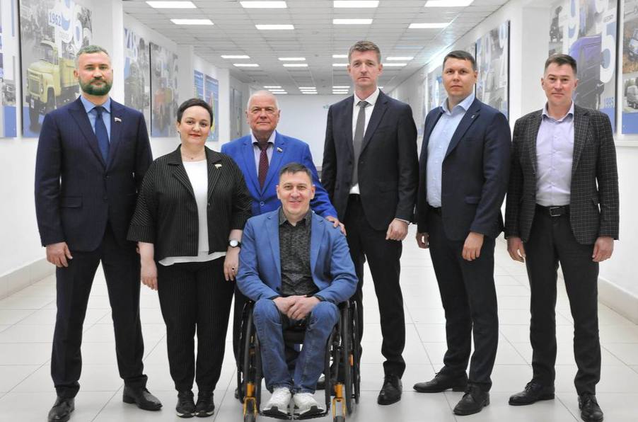 КАНДИДАТЫ В ДУМУ ВСТРЕТИЛИСЬ С АВТОЗАВОДЦАМИ Накануне предварительного голосования «Единой России» сотрудники автозавода пообщались с кандидатами в думу Нижнего Новгорода, главой Нижнего Юрием Шалабаевым и главой Автозаводского района Александром Нагиным. Заводчане озвучили беспокоящие их проблемные моменты, касающиеся ЖКХ, благоустройства внутриквартальных территорий, функционирования ливневок, строительства школ и т.д. Напомню, команда депутатов Автозавода выставила свои кандидатуры на предварительное голосование партии «Единая Россия», которое проходит с 19 по 25 мая на сайте pg.er.ru: Владимир Тарасов округ №1 , Роман Пономаренко №3 , Валерий Скакодуб №4 , Владимир Аношкин №5 , Мария Кузнецова №6 , Кирилл Карташев №7 , Александр Петров №8 , Алексей Родин №11 .
