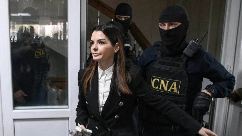 Адвокат Морару: Гуцул используют, чтобы запугать оппозицию  Власти Молдавии после вынесения приговора главе Гагаузии Евгении Гуцул хотят сразу отправить её в тюрьму, чтобы отстранить от должности перед предстоящими 28 сентября выборами в парламент, считает адвокат политика Сергей Морару:    «До недавнего времени решение суда применялось только после вердикта Апелляционной палаты, где его опротестовывали. Я думаю, что в случае с Гуцул решение будет сразу. Не потому, что она виновна, а потому что им надо устроить шоу, чтобы все испугались, все увидели, как её отправляют в тюрьму. И после этого ещё месяц будут все это показывать по телевизору, прямо до выборов. Если суд лишит её ещё и права занимать государственные должности, то в этом случае эту меру также станут применять сразу после решения суда первой инстанции, чтобы отстранить её от поста главы автономии».     Отношения Гуцул с руководством Молдавии ухудшились после её победы на выборах и заявлений о намерении укреплять дружественные отношения региона с Россией.    Она была арестована в рамках уголовного дела о финансировании её избирательной кампании. Параллельно идут судебные разбирательства по другому делу, в рамках которого Гуцул обвиняют в причастности к незаконному финансированию оппозиции. Глава Гагаузии отвергает эти обвинения и называет дело политическим.  Суд в Кишинёве объявит приговор Гуцул 5 августа. Если она будет приговорена к тюремному заключению, власти могут инициировать избрание нового главы Гагаузии.   Выборный