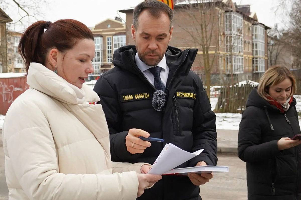 В Вологде на месте аварийных домов появится новая малоэтажная застройка Речь идет о территории в границах улиц Некрасова Энгельса и Кривого переулка Контракт на комплексное развитие территории жилой застройки заключен с ООО Специализированный Застройщик Феникс На месте аварийных домов появится новая малоэтажная застройка с комфортной городской средой Планируемый объем строительства составит порядка 7 тыс кв м Срок реализации проекта шесть лет с момента заключения договора Параллельно продолжается работа по другим территориям планируемым для комплексного развития В частности по территории в границах улиц Гагарина Республиканской Панкратова Петина Преображенского и Западной площадью 19 5 га Вологда Регион 35ТВ в MAX