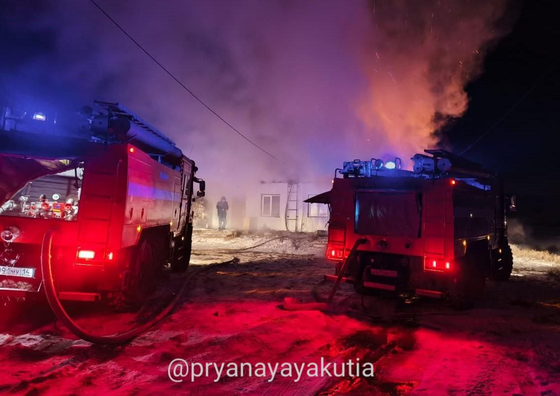 Сегодня утром был пожар в 4 квартирном жилом доме в селе Борогонцы Усть-Алданского района.  На момент прибытия к месту пожара виден открытый огонь по всей площади кровли жилого дома. Пожар удалось быстро локализовать и ликвидировать. Причина пожара, виновное лицо и ущерб устанавливаются, сообщает ГПС Якутии.