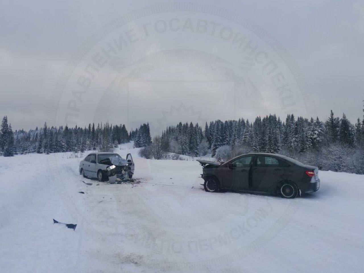 Серьезная авария произошла в Октябрьском округе    6 января в 12:49 на 22 километре автодороги "Октябрьский-Леун" случилось дорожно-транспортное происшествие, в результате которого пострадали пятеро человек, включая двух несовершеннолетних детей.    Под управлением 60-летнего мужчины автомобиль "Лада Веста" выехал на полосу встречного движения в зоне действия дорожного знака „Обгон запрещен“, где столкнулся с автомобилем "Хендай Акцент", за рулем которого находился 43-летний мужчина.     В результате аварии пострадали оба водителя, а также три пассажира "Хендай Акцент" — 39-летняя женщина и две девочки 10 и 15 лет. Пострадавшие госпитализированы.    Водитель "Лада Веста" отказался от медицинского освидетельствования. В его отношении составлены административные протоколы.    : Госавтоинспекция в Пермском крае/telegram