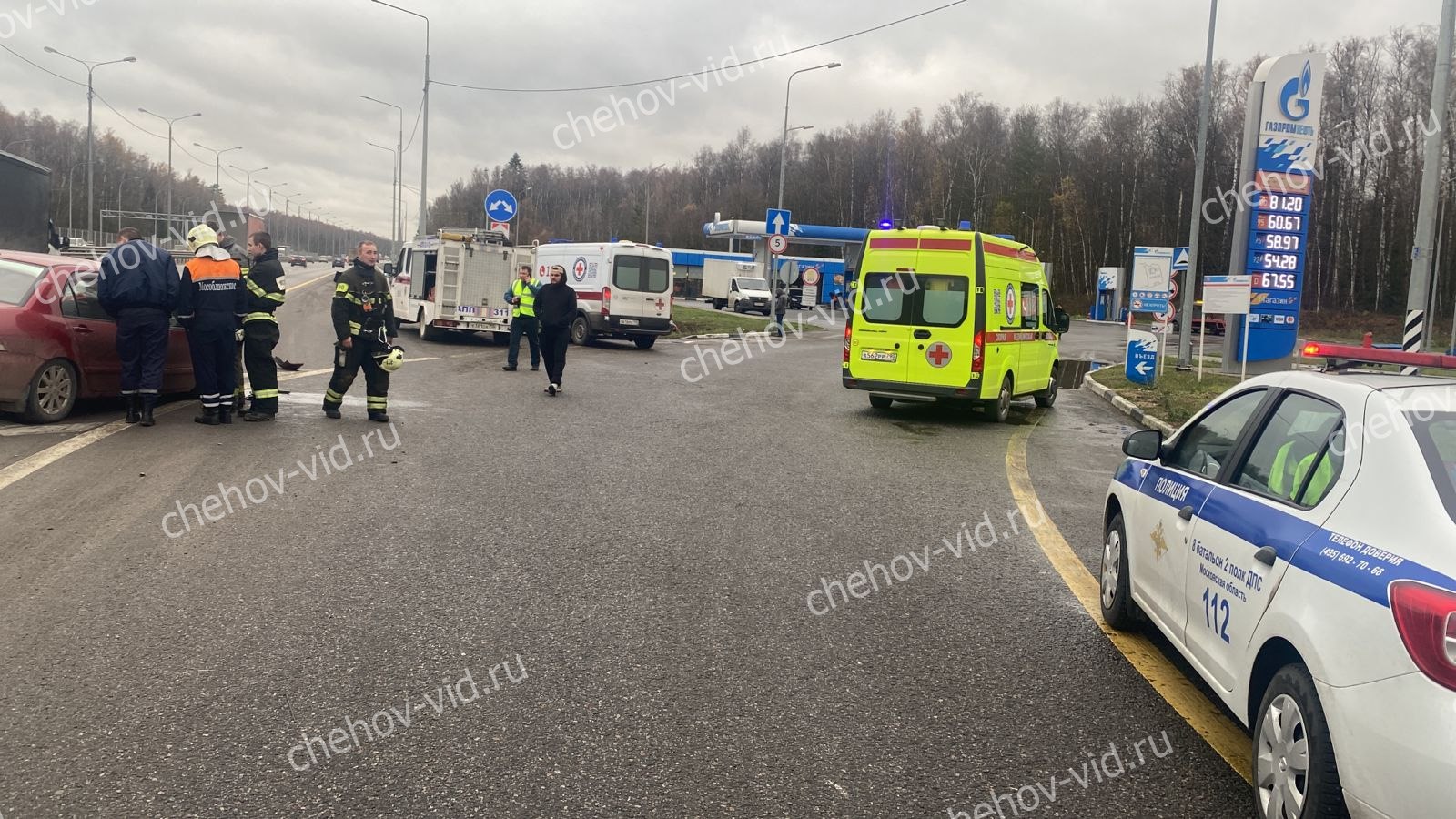 Две женщины серьёзно пострадали в ДТП на Симферопольском шоссе    Дорожно-транспортное происшествие случилось на 66-ом километре трассы М-2 «Крым» в городском округе Чехов сегодня, 8 ноября. Пострадали две женщины. О происшедшем редакции «Чехов Вид» сообщили очевидцы.    Столкнулись легковые «Митсубиси Лансер» и «Хёндай Санта Фе», которые ехали в направлении Москвы. В «Митсубиси» пострадали двое: женщина-водитель получила открытую травму ноги, пассажирка постарше сзади сильно ударилась головой, что привело к открытой черепно-мозговой травме и другим ранениям.    На место выезжали реанимация, пожарные спасатели ПСЧ-311 и ДПС.  Пострадавшие госпитализированы.    Причины и обстоятельства происшедшего выясняются.