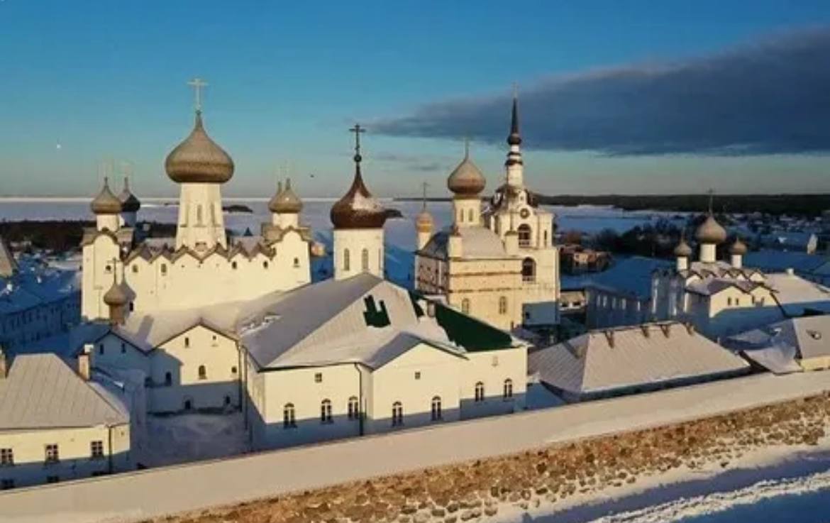 На Соловках прошло заседание Оргкомитета по подготовке и проведению празднования 600-летия основания первого монашеского поселения на архипелаге  Юбилейная дата будет отмечаться в 2029 году, но программа мероприятий начнется с 2027 года.   План предусматривает более 100 событий, включая выставки, фестивали, научно-образовательные проекты и кинопоказы. Одним из первых мероприятий станет создание передвижной фотовыставки “Святой остров в Белом море”, которая будет экспонироваться не только в Архангельской области, но и в других регионах России.   Ключевым событием станет всероссийская выставка “Святыни Соловецкого Архипелага”, открытие которой запланировано в Санкт-Петербурге в 2028 году и в Москве - в 2029 году. Юбилейные торжества будут сопровождаться концертом в Кремлёвском дворце и всероссийским детским фестивалем классической музыки “Соловецкая симфония” в Архангельске.