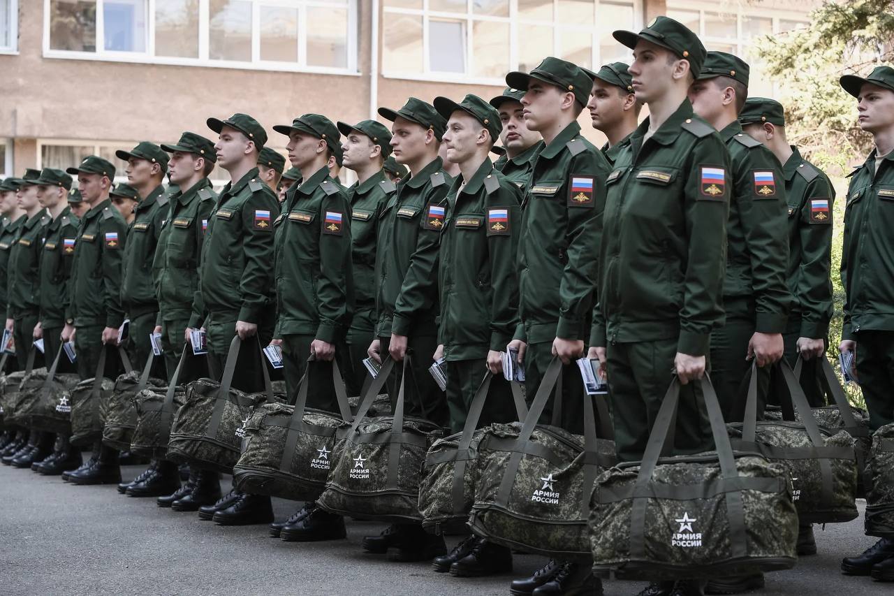 Власти РФ поставили задачу резко повысить число годных к призыву К 2030 году правительство намерено снизить долю негодных к службе до 17,5 %, а к 2036-му — до 16 %. Для сравнения: в 2009 году этот показатель составлял около 30 %. Одновременно власти хотят с юных лет формировать у школьников «любовь к армии», патриотизм и приверженность «традиционным ценностям». Начальную военную подготовку планируют включить в обновлённый школьный предмет — «Основы безопасности и защиты Родины», который заменит ОБЖ. КК
