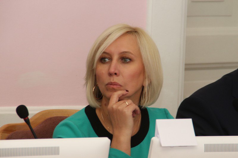 Схема на 2 миллиона: в Омске будут судить женщин-депутатов Прокуратура утвердила обвинительное заключение по громкому уголовному делу в отношении бывшего депутата Законодательного собрания Омской области, депутата Омского городского совета, а также их помощника. Как сообщили в следственном комитете, им предъявлены обвинения по ч. 4 ст. 159 УК РФ «Мошенничество в особо крупном размере» . – По версии следствия, в период с октября 2021 года по декабрь 2023 года бывший помощник депутата Законодательного Собрания Омской области совместно с экс-депутатом фиктивно трудоустроили своего знакомого в качестве помощника депутата. В действительности мужчина трудовые обязанности не исполнял, а выплаченные в качестве заработной платы более 1,8 млн рублей обвиняемые похитили, – сообщили в прокуратуре. Как стало известно «Омск-информу», речь идет о депутате Омского городского Совета 6 и 7 созыва Инне Гомолко, бывшем депутате Законодательного Собрания Омской области 7 созыва Дарье Бикмаевой и ее помощнике Е. Толстопятове.