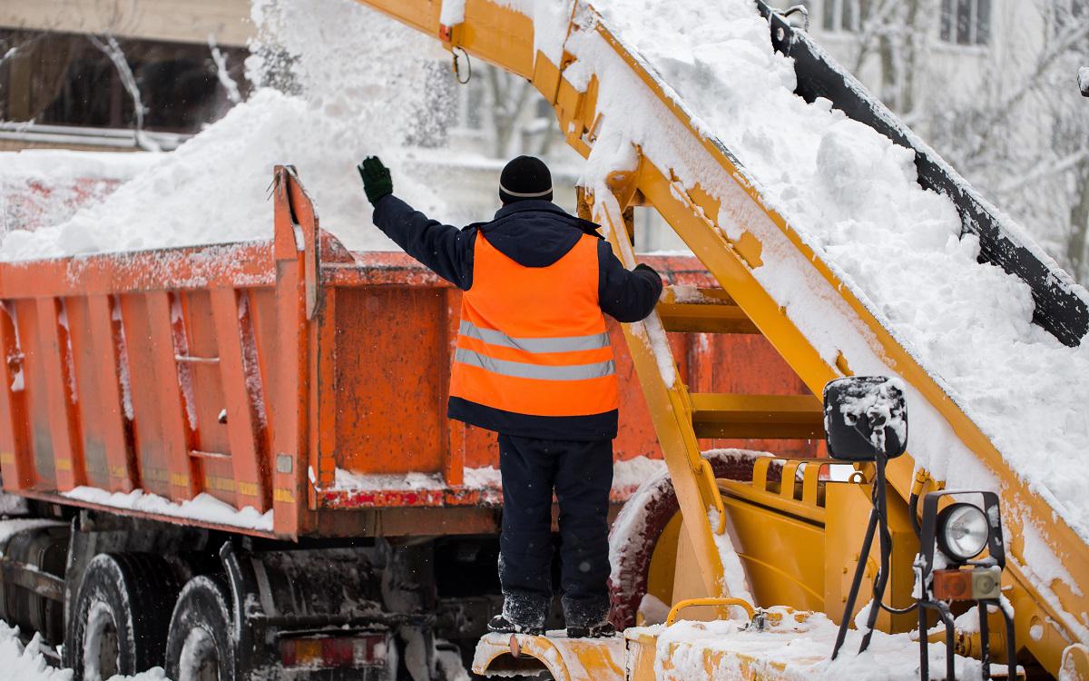 Искусственный интеллект спроектирует маршруты для снегоуборочной техники Московская область готовится внедрить искусственный интеллект для управления зимней уборкой улиц алгоритмы Яндекс Вектора будут формировать задания для техники и дворников а также оптимизировать маршруты с учётом особенностей города Ожидается что за счёт сокращения холостого пробега и более точного распределения задач эффективность уборки увеличится на 20 а расходы на топливо снизятся на 17 Пилотные проекты уже показали успешные результаты летом и осенью теперь к системе подключат более 10 тысяч сотрудников и свыше 4 тысяч единиц техники В перспективе планируется учитывать погодные условия и сезонные особенности Читайте полную статью на сайте РБК Трендов Этот анонс написан ИИ РБК Трендов