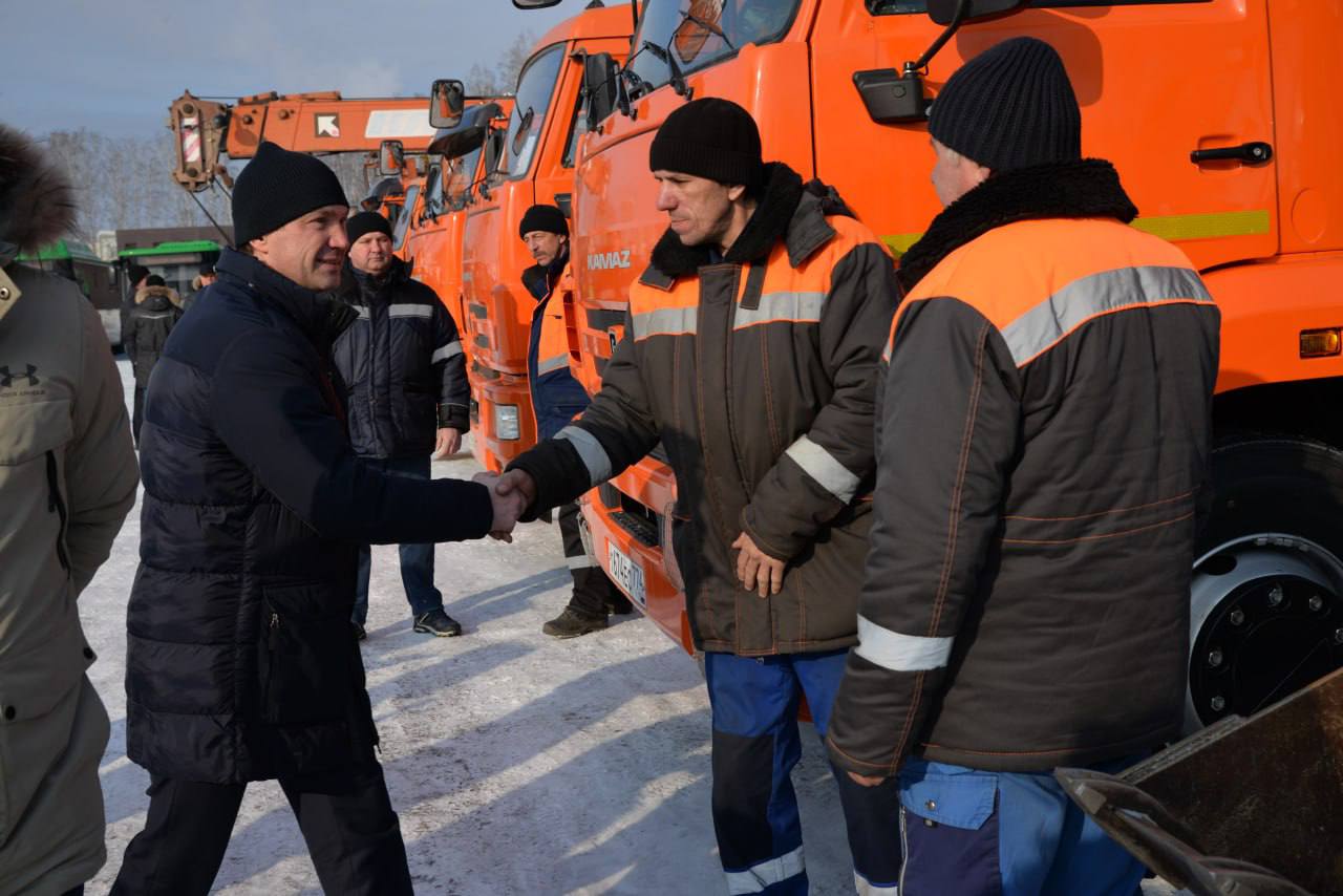 Чрезвычайные службы Челябинска находятся в полной готовности к возможным паводкам и пожарам  Глава города Алексей Лошкин проверил состояние готовности этих служб, отметив, что система, занимающаяся ликвидацией чрезвычайных ситуаций, сейчас является мощной и эффективной. В ней задействовано свыше 1300 единиц техники и более 4,5 тысячи специалистов.   Все подразделения обеспечены необходимым оборудованием, а сотрудники обладают высокой квалификацией и опытом работы в экстремальных условиях. Добавочная специализированная техника была приобретена для повышения эффективности работы.   Власти внимательно отслеживают участки, подверженные риску во время резкого потепления или сильных дождей, включая определенные участки дорог, многоквартирные и частные дома, садовые участки.   «Надеюсь, Челябинску удастся избежать чрезвычайных ситуаций, однако уровень готовности наших служб должен оставаться максимальным, чтобы успешно справиться с любыми возможными вызовами», - подчеркнул Лошкин.