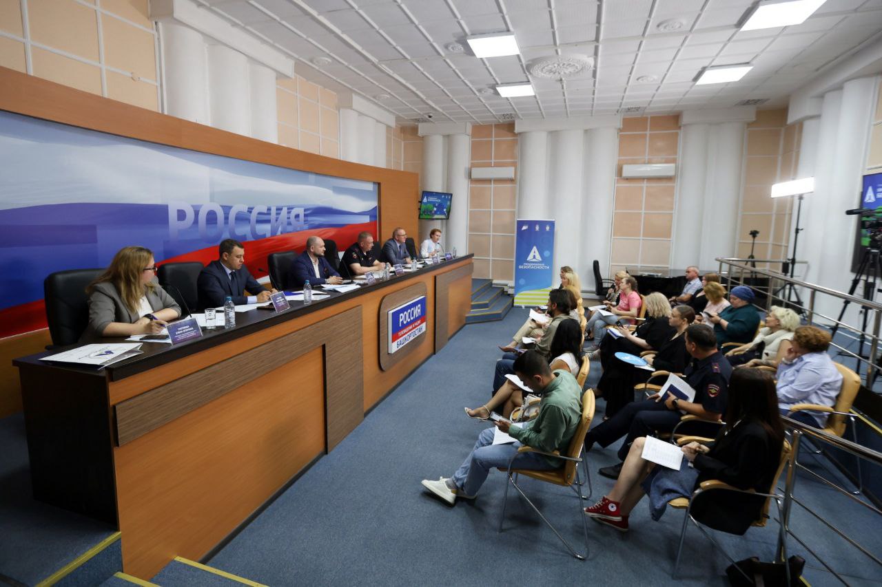 В Уфе прошла пресс-конференция, посвященная социальной кампании «ПРОДВИЖЕНИЕ БЕЗОПАСНОСТИ» Башкортостан стал одним из первых регионов, присоединившихся к объявленной Госавтоинспекцией МВД России масштабной социальной кампании «ПРОДВИЖЕНИЕ БЕЗОПАСНОСТИ». Она призвана объединить усилия федеральных структур, экспертного сообщества и всех участников движения в создании безопасной транспортной среды и повышении дорожной дисциплины. Помимо республиканской Госавтоинспекции и эксперта проекта в работе пресс-конференции приняли участие представители Министерства транспорта и дорожного хозяйства РБ, Министерства просвещения РБ и Министерства здравоохранения РБ. За 5 месяцев 2025 года на территории Республики Башкортостан из-за наездов на пешеходов зарегистрировано 285 дорожно-транспортных происшествий это 29,3% от общего количества ДТП, в них погибли 26 человек и 266 получили ранения различной степени тяжести. При этом основное количество происшествий с погибшими 20 из 26 произошло в тёмное время суток. Основная масса ДТП 275 из 285 произошла в населенных пунктах городского и сельского типа. Согласно проведенному анализу, за 10 лет существования проекта в подобном формате статистика аварийности и смертности с участием пешеходов неуклонно снижается. В этом году соцкампания достигнет беспрецедентных размеров. Она объединит более 300 тысяч участников.