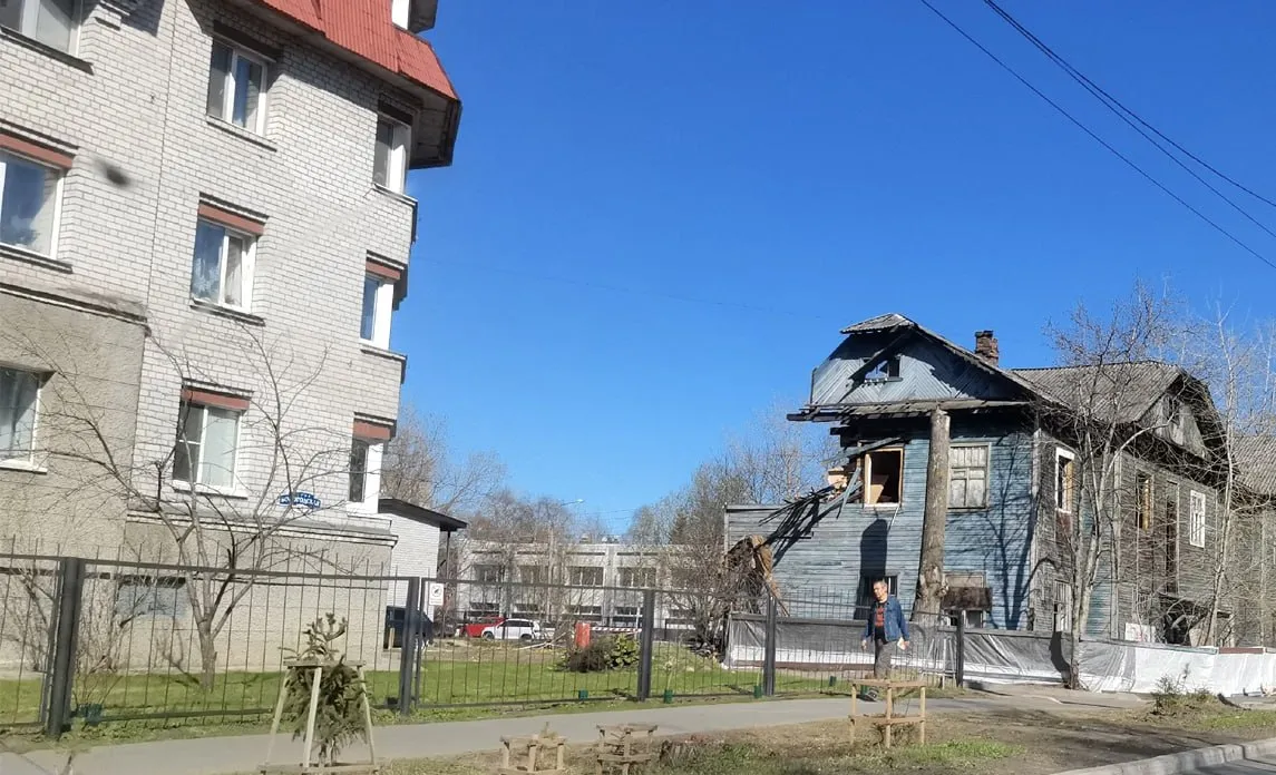 В Архангельске до 2028 года планируется расселить 16 7 тысяч квадратных метров аварийного жилья новые квартиры получат 940 человек Один из механизмов приобретение квартир в новостройках через договоры долевого участия Областной центр получил финансирование на 147 квартир из них 64 уже приобретено получены первые 20 заявлений о согласии на заселение Губернатор Александр Цыбульский поставил задачу до конца лета заключить договоры со всеми жителями и передать ключи Параллельно ведется строительство домов по госпрограмме переселения Кроме того через механизм КРТ за счет внебюджетных средств в Архангельске планируется расселить свыше 5 8 тысяч человек 556 из них уже в 2026 году Политконсультант Павел Склянчук отметил Пожалуй ни в одном регионе так не стремятся ликвидировать аварийный фонд как в Поморье Власти задействовали все предусмотренные законом инструменты Предложение Цыбульского актуально в условиях спада спроса на новое жильё Чем больше и быстрее расселяют аварийки тем лучше качество жизни в районе укрепляется доверие к власти Директор Центра общественно политических проектов Константин Листратов назвал архангельский кейс примером комбинации инструментов Ставка делается на возможность одновременно сокращать сроки ожидания для людей и гибко подстраиваться под рыночную конъюнктуру Он также напомнил что с 2019 года в области построено 116 новых многоэтажек жилищные условия улучшили 28 7 тысяч человек расселено более 533 тысяч квадратных метров аварийного жилья Эксперты сходятся во мнении комбинируя строительство по госпрограмме КРТ и покупку квартир на рынке регион не только ускоряет расселение но и создаёт условия для обновления городской среды и укрепления доверия к власти