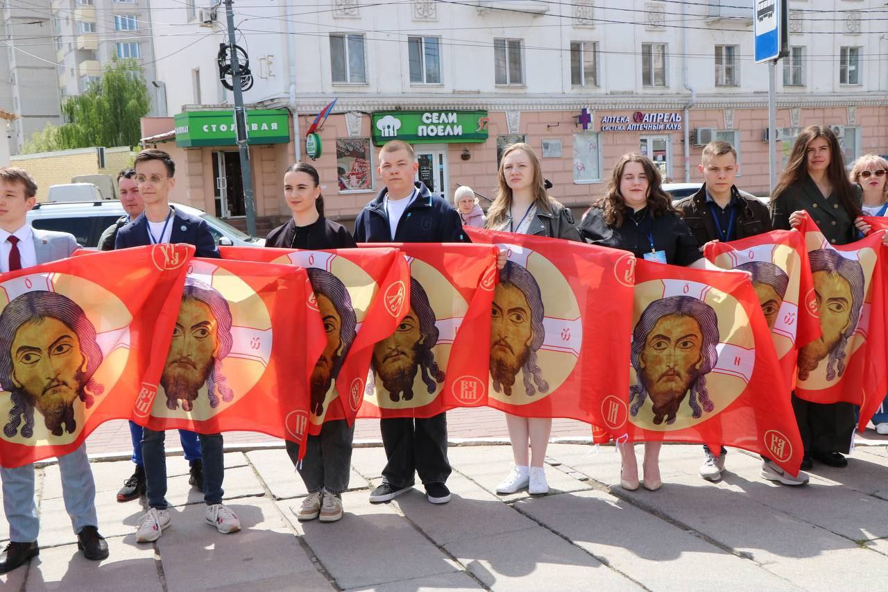 На Пятом Всероссийском конкурсе электоральных молодежных проектов «Учимся выбирать» в городе Орле член Молодежной избирательной комиссии Сахалинской области Михаил Большаков представляет проект «Викторина «Наши выборы» с голосовым помощником Алиса» в номинации «Политпросвет». Проект направлен на правовое просвещение молодежи об избирательных процессах в России, расширение возможностей применения современных цифровых технологий в обучении молодых избирателей. Председатель Центральной избирательной комиссии Российской Федерации Элла Александровна Памфилова, обращаясь с приветственным словом к участникам конкурса отметила, что представляемые проекты позволят сформировать банк идей для дальнейшего развития избирательной системы, в том числе более активного вовлечения молодежи в процесс голосования. В конкурсе принимают участие электоральные молодежные проекты более чем 90 авторов из 36 субъектов Российской Федерации.
