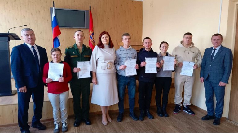 В Почепском районе 16 сирот получили сертификаты на жильё guberniya tv obshhestvo 325075 Школьники сироты получили шанс на собственное благоустроенное жильё благодаря социальной поддержке Торжественная церемония прошла в администрации с участием руководства района ƃℾ подписаться прислать новость