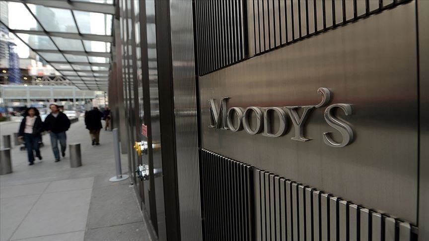 Рейтинговое агентство Moody s повысило кредитный рейтинг Турции с «B1» до «Ba3» Международное рейтинговое агентство Moody s повысило кредитный рейтинг Турции с «B1» до «Ba3» и изменило прогноз рейтинга на «стабильный». В заявлении Moody s сообщается, что кредитный рейтинг Турции повышен с «B1» до «Ba3». В заявлении отмечается, что повышение рейтинга отражает усиление эффективности политики, а более конкретно - приверженность Центрального банка Турецкой Республики денежно-кредитной политике, которая позволяет устойчиво снижать инфляционное давление, уменьшать экономические диспропорции и постепенно восстанавливать доверие местных вкладчиков и иностранных инвесторов к турецкой лире. В заявлении также отмечается, что повышение рейтинга отражает мнение о снижении риска изменения политики, однако этот риск сохранится и в последующие годы. Прогноз по кредитному рейтингу изменен с «позитивного» на «стабильный», что отражает сбалансированность рисков повышения и понижения кредитного профиля Турции. Продолжение традиции эффективной политики может способствовать улучшению внешнего положения Турции в большей степени, чем предполагалось. В заявлении отмечается, что продолжающиеся и запланированные структурные реформы еще больше снизят зависимость от импорта энергоресурсов и повысят конкурентоспособность экспорта, что может повысить устойчивость страны к внешним шокам. ↘ Подробнее на нашем сайте: v.aa.com.tr/3642441 24/7 в сутки с Агентством «Анадолу»