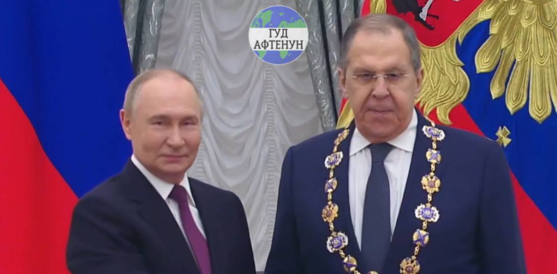 Путин вручил министру иностранных дел Лаврову орден Андрея Первозванного Орденом Андрея Первозванного награждаются государственные деятели за «исключительные заслуги, способствующие процветанию, величию и славе России». Эта заслуга дает право на ежемесячную выплату в размере 415% социальной пенсии. Гуд Афтенун Новости