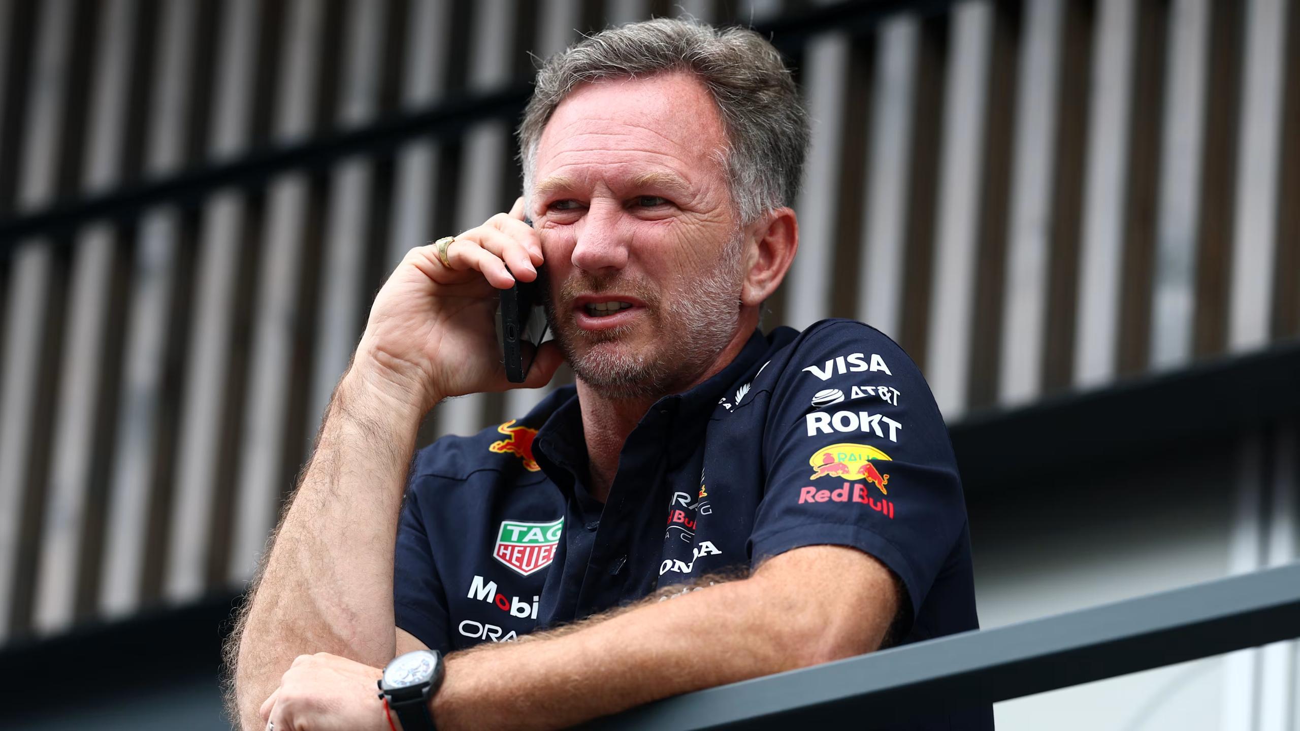 Руководитель команды «Формулы-1» «Red Bull Racing» Кристиан Хорнер уволен со своего поста. Также британец освобожден от обязанностей гендиректора. Ранее сообщалось, что Хорнер покинет команду из-за конфликта с ведущим гонщиком Максом Ферстаппеном и неудачных результатов в нынешнем сезоне. Конфликт с Ферстаппеном длится на протяжении нескольких лет, но после неудач в нынешнем сезоне гонщик поставил руководству команды ультиматум, отказавшись работать с Хорнером. Британец руководил командой с момента ее основания. Владелец Red Bull Дитрих Матешиц после покупки команды «Формулы-1» Jaguar Racing пригласил Хорнера на место руководителя для создания боеспособной конюшни. За пять лет Хорнер создал доминирующую в «Формуле-1» команду. В 2010-2013 годах пилот Себастьян Феттель становился чемпионом, а команда выигрывала Кубок конструкторов. Всего Red Bull выиграл 6 Кубков конструктора, а пилоты 8 раз становились чемпионами «Формулы-1». Только у Mercedes больше трофеев за этот отрезок 8 и 7. Формула-1