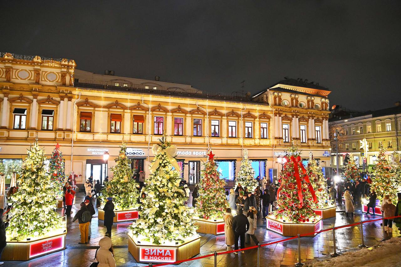 Традиционная выставка дизайнерских елей в рамках фестиваля Путешествие в Рождество открылась на Кузнецком мосту сообщили в пресс службе Московских сезонов Необычная экспозиция у ЦУМа представлена уже в девятый раз За все время в ней приняли участие почти 170 известных дизайнеров молодых специалистов артистов и медийных персон moscow on air