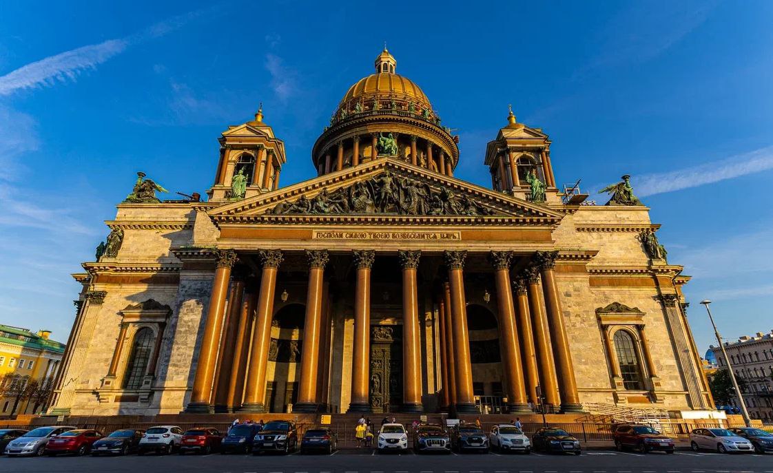 Поток туристов в Петербург в этом году замедлился Турпоток в Санкт Петербург в 2025 г по сравнению с прошлым годом увеличится на 7 и составит 12 4 млн поездок следует из предварительных данных аналитического отчета Турбарометр Санкт Петербурга которые озвучила член экспертного совета РСТ Юлия Кислова на форуме Travel Hub 12 декабря Напомним что в 2024 г по сравнению с 2023 г турпоток в Северную столицу вырос на 23 4 до 11 6 млн поездок Соответственно в этом году темпы роста замедлились В структуре турпотока в 2025 г основную долю как и прежде занимают внутренние туристы Как следует из предварительных данных отчета по итогам этого года число российских туристов посетивших Петербург составит около 11 6 млн человек то есть 93 5 от общего турпотока По сравнению с 2024 г внутренний турпоток подрастет на 8 Таким образом замедление темпов роста общего турпотока в том числе обеспечено и снижением темпов внутреннего туризма Если внутренний турпоток в этом году замедлился но все же показал прирост то въездной туризм продемонстрировал иную динамику Подробнее в материале на нашем сайте СПб ГБУ ГТИБ Подпишитесь на Ведомости Северо Запад