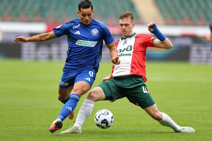 Не потянули даже этого #спорт «Локомотив» на своём поле не сумел выиграть у «Оренбурга» в рамках Премьер-лиги и остался на шестой строчке в таблице. После зимней паузы железнодорожники выступают явно не так, как от команды ждали того болельщики. В чемпионате за восемь туров удалось добиться лишь двух побед при двух поражениях это обернулось падением на шестое место , что лишило красно-зелёных реальных шансов на медали. А в Кубке России всего три дня назад дружина Михаила Галактионова на своём поле проиграла «Ростову» и вылетела из розыгрыша… Самым же обидным для преданных почитателей, думается, в битве с жёлто-синими стало качество футбола в исполнении их любимцев. По такой игре рассчитывать на выход в финал Пути регионов было наивно. А тут ещё в гости пожаловал в высшей степени мотивированный соперник, ведущий борьбу за выживание и способный в любой момент огрызнуться. Ссылка на источник:
