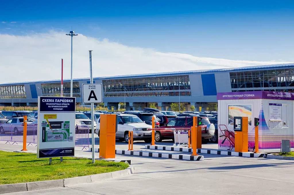 Стоянка в аэропорту Владивостока 1000 рублей за 15 минут С первого ноября 2025 года в аэропорту Владивостока начнут действовать новые тарифы на парковку Первые 15 минут можно будет оставить автомобиль бесплатно но за каждые последующие 15 минут придется отдать 1000 рублей Источник   Подпишись Пришли Отзыв