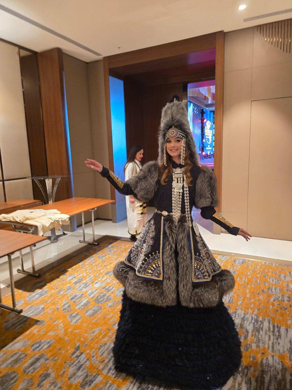 Арина Аулова из Якутии завоевала титул Юная Мисс Вселенная Конкурс моды и таланта YOUNG UNIVERSE BEAUTY 2025 проходил в Македонии с 8 по 12 января Юная модель из Якутии представляла Россию Она получила корону победительницы и золотую медаль Пьера Кардена Ранее Арина Аулова завоевала Гран при Юная мисс Россия 2025 во всероссийском конкурсе красоты World russian Beauty 2025 Там 14 летняя модель представляла якутское агентство PRO MODELS Agency ulusmedia Читайте нас в MAX