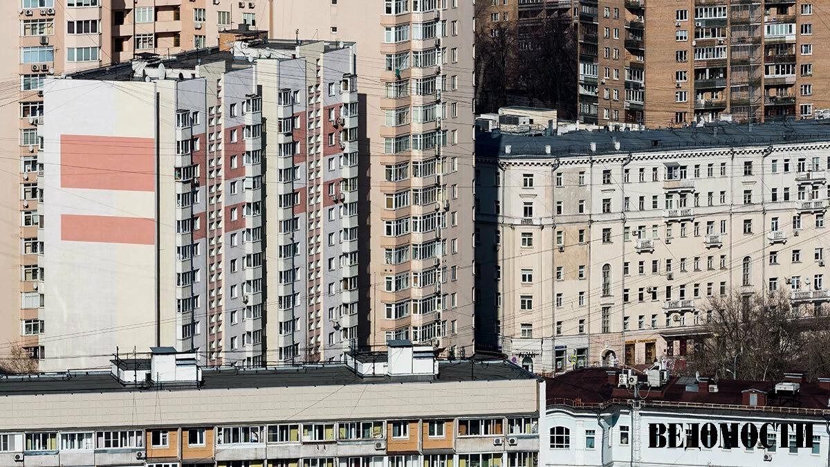 Каждый третий россиянин видит в советских панельных домах эстетику и уют показало исследование девелопера Level Group есть в распоряжении Ведомости Города Наиболее ностальгическое настроение характерно для миллениалов 29 38 лет 52 из них находят в хрущевках и брежневках особую ламповую атмосферу и ценят зеленые дворы Эту точку зрения разделяют 37 всех опрошенных Противоположную позицию занимают зумеры поколение от 18 до 28 лет Для 44 из них такая застройка символ прошлого века Примерно каждый пятый опрошенный 18 настроен к подобному жилью резко негативно называя его депрессивной средой Чаще других такую оценку дают респонденты 39 45 лет поколение X 21 Telegram Max