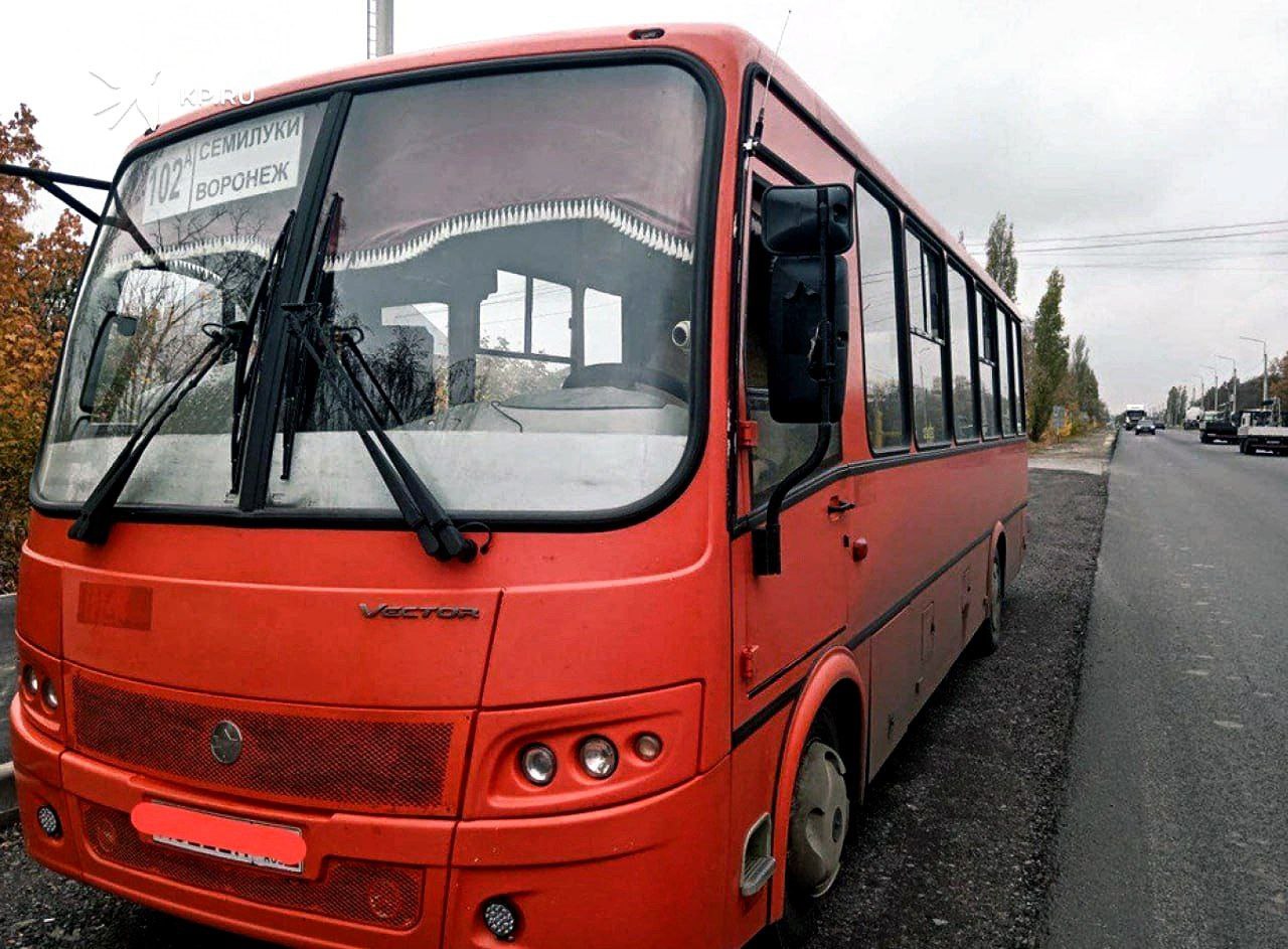 В Воронеже 71-летняя пассажирка попала в больницу после поездки в маршрутке  В четверг, 10 октября, в Семилуках на улице 25 лет Октября 37-летнийводитель маршрутного автобуса «ПАЗ 320414-05», двигаясь в направлении Воронежа, совершил резкий маневр. В результате резкого старта находившаяся в салоне 71-летняя пассажирка не удержалась на ногах и упала.  В результате ЧП женщина получила различные травмы. Пенсионерку доставили в больницу. По факту ДТП проводится проверка.