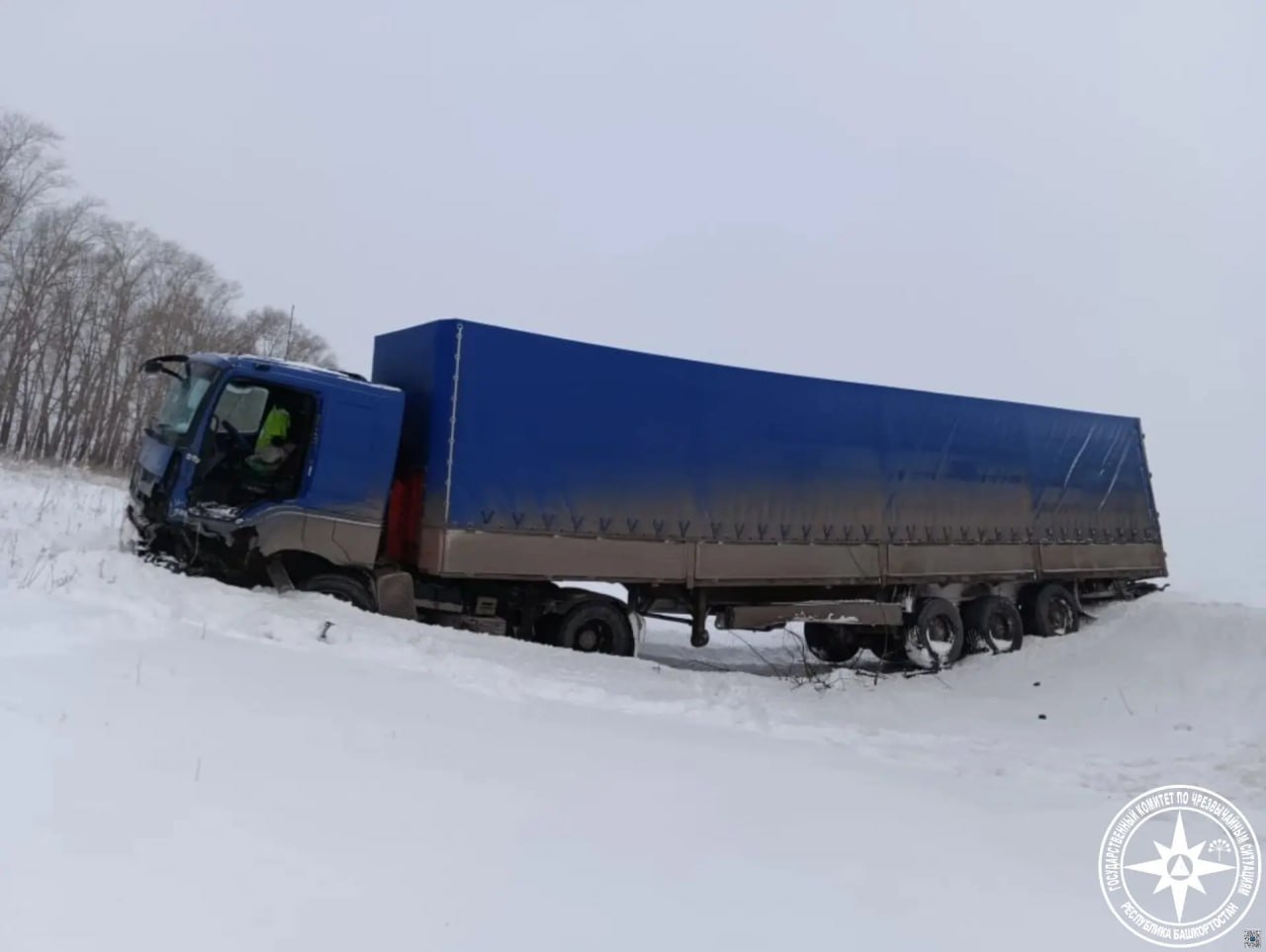 Три человека пострадали в ДТП с легковушкой и фурой в Башкирии Авария произошла сегодня в Дюртюлинском районе вблизи села Москово Там столкнулись Kia Sportage и грузовик В результате ДТП пострадали три человека из легкового автомобиля 33 летнюю пассажирку транспортировали до автомобиля скорой медицинской помощи водителя 32 года и второго пассажира 30 лет госпитализировали Источник КП Уфа UFA RB Подписаться Прислать новость При отключении интернета доступен наш канал в Max