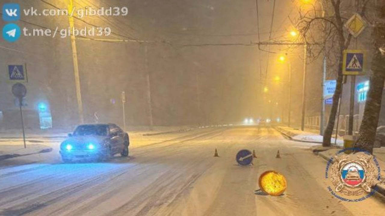 18-летний водитель иномарки сбил двух подростков на пешеходном переходе.   В пятницу, 3 января, в 17:20 по Советскому проспекту со стороны ул. Красная в прямом направлении на выезд из города двигался автомобиль BMW под управлением 18-летнего водителя.   Как сообщили в ГИБДД региона, в районе д. 186 «А» на Советском проспекте он допустил наезд на двух 16-летних пешеходов, переходивших проезжую часть по нерегулируемому пешеходному переходу.   В результате ДТП два несовершеннолетних пешехода получили телесные повреждения.  Фото: Госавтоинспекция Калининградской области