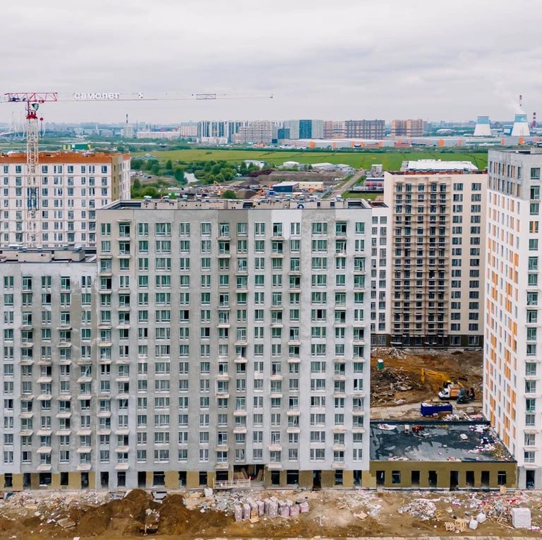 На стройке "Самолет" погиб рабочий. Вчера на строительной площадке ЖК "Невская долина" в Питере 34-летнему рабочему упало на голову ведро. Его увезли в больницу, но позже он скончался. Сотрудники полиции по камерам видеонаблюдения выяснили, что ведро из окна пятого этажа выкинул неизвестный работник этой же стройки. Возбуждено уголовное дело. Следователи проводят проверку. ™ Домострой