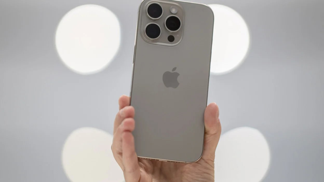 Apple поделилась неожиданным лайфхаком для владельцев iPhone 17 мелкие царапины на стеклянных элементах корпуса можно убрать смесью обычной воды и пищевой соли Метод работает на iPhone 17 17 Pro и 17 Pro Max но только со стеклом алюминий у Pro версий таким образом восстановить нельзя Журналист 9to5mac проверил совет на практике и подтвердил его эффективность Напомним Apple представила iPhone 17 Air 9 сентября Смартфон стал самой тонкой моделью линейки 5 6 мм и получил 6 5 дюймовый дисплей с частотой 120 Гц и пиковой яркостью 3000 нит Ну хоть не продают флакончики за 30 баксов Новости championatgaming Подписывайся на Чемп Play