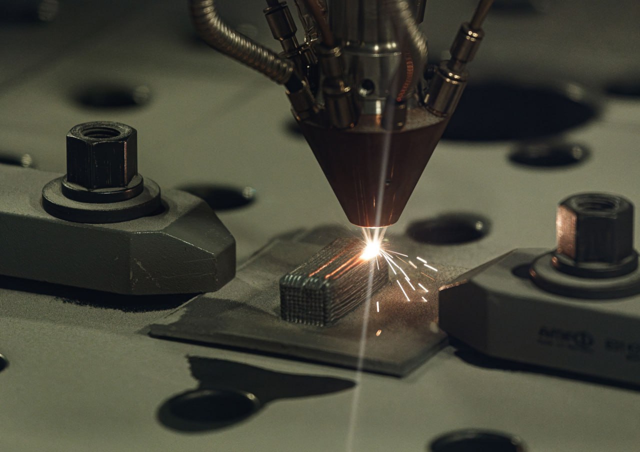 В Росатоме внедрили технологию 3D печати элементов оборудования транспортных реакторов РИТМ 200 ОКБМ Африкантов получило разрешение на изготовление элементов на отечественном 3D принтере Первым изготовленным с помощью аддитивных технологий изделием стал элемент насосного оборудования в составе ядерной энергетической установки коробка клеммная Опытные образцы прошли полный комплекс исследований и подтвердили возможность использования метода 3D печати в изготовлении элементов судовой реакторной установки РИТМ 200 Разработана и утверждена нормативная документация получено первое в России свидетельство Российского морского регистра судоходства Использование аддитивных технологий в производстве элементов для РИТМ 200 демонстрирует высокий уровень технологической готовности российской промышленности Применение 3D печати открывает новые возможности для конструирования и производства Можно создавать детали с оптимизированной геометрией и улучшенными характеристиками Это позволяет повысить эффективность и надёжность оборудования а также снизить его вес и стоимость отметил директор бизнес направления Аддитивные технологии Топливного дивизиона Росатома Илья Кавелашвили Подписывайтесь на Росатом Оставляйте бусты новость ОКБМ РосатомМашиностроение ТВЭЛ