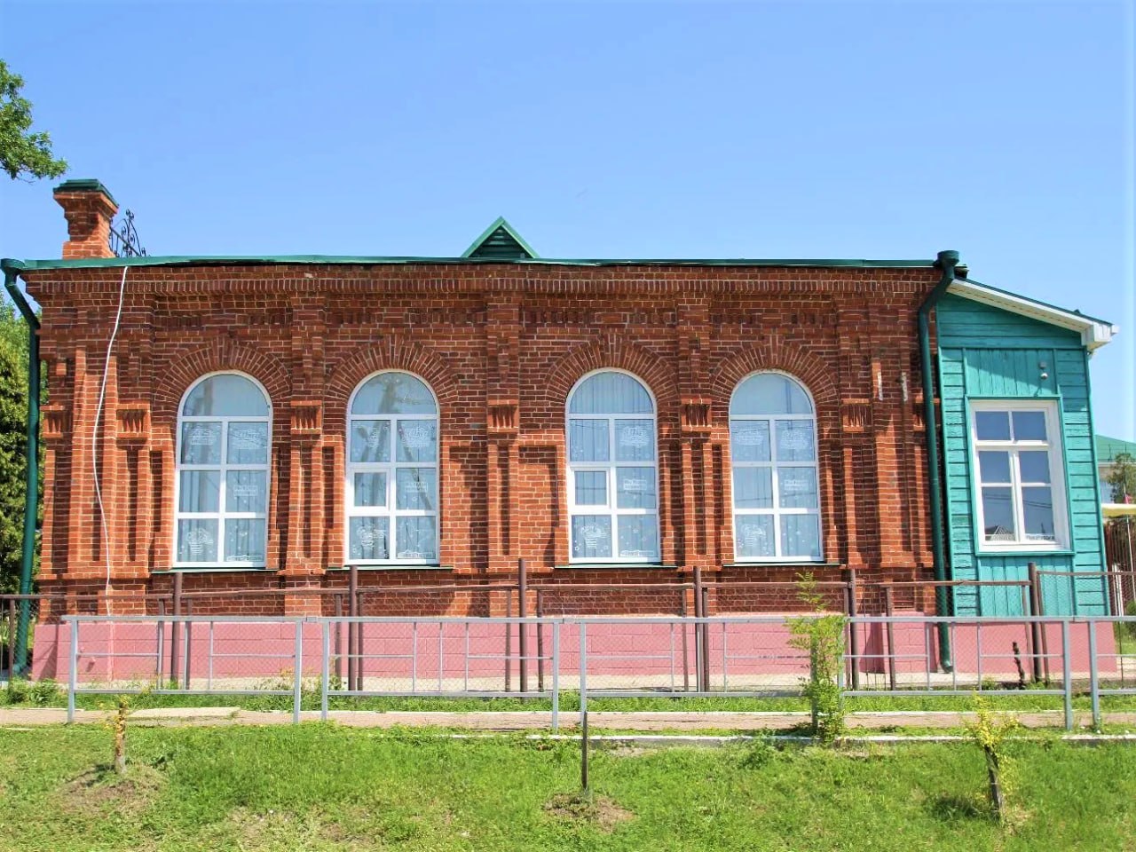 В Северском районе старинное здание признали памятником архитектуры регионального значения Дом станичного правления в поселке Ильском включили в единый государственный реестр объектов культурного наследия памятников истории и культуры народов РФ Присвоение зданию статуса объекта культурного наследия гарантирует сохранение его исторического облика Утвержденные границы территории памятника и режим ее использования внесены в Единый государственный реестр недвижимости и градостроительную документацию В Краснодарском крае за три года более 180 старинных зданий были признаны объектами культурного наследия регионального значения сказал вице губернатор Роман Лузинов Читайте нас в МАХ