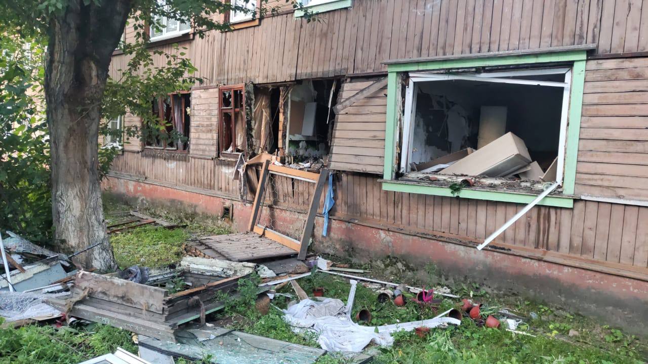 ‼  По факту травмирования женщины и ребёнка в Иркутске проводится проверка  Сегодня утром в городе Иркутске в квартире деревянного жилого дома по улице Севастопольской произошла разгерметизация электронагревательного котла. В результате пострадали 45-летняя женщина и 14-летний подросток.  В доме выбиты оконные проемы, повреждены стены и потолочные конструкции между жилыми помещениями на первом и втором этажах, выбиты двери.  По данному факту следственным отделом по Ленинскому району города Иркутска СУ СК России по Иркутской области организовано проведение проверки, по результатам которой будет принято процессуальное  решение.  На месте происшествия работают следователи, устанавливают все обстоятельства произошедшего.