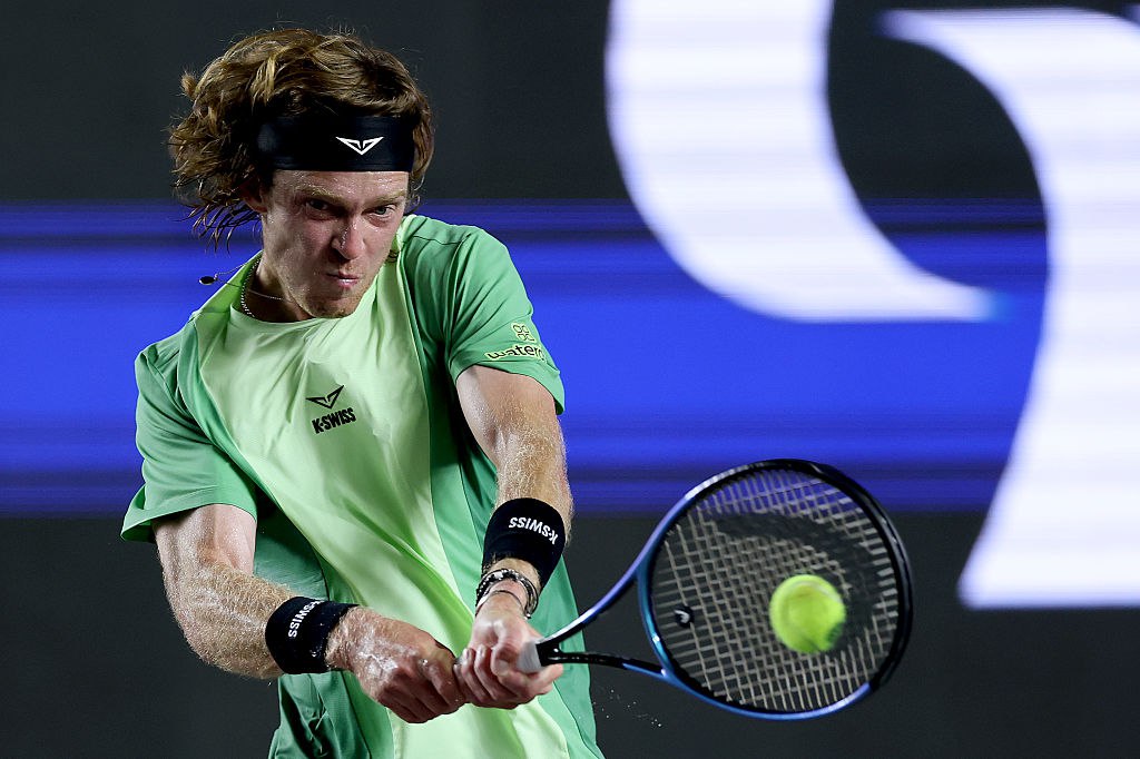 Рублев 45-й раз в карьере вышел в полуфинал турнира ATP Российский теннисист Андрей Рублев вышел в полуфинал турнира ATP в мексиканском Лос-Кабосе. В 1/4 финала 27-летний Рублев, посеянный на турнире под первым номером, победил американца Эмилио Наву, 123-ю ракетку мира, со счетом 5:7, 6:4, 6:3. Следующим соперником Рублев будет американец Александр Ковачевич 76-й номер рейтинга ATP . Рублев занимает 10-е место в мировом рейтинге, на его счету 17 титулов ATP. В полуфинал турнира ATP россиянин вышел в 45-й раз в карьере и четвертый в нынешнем сезоне. Getty Images Подписаться на «РБК Спорт»